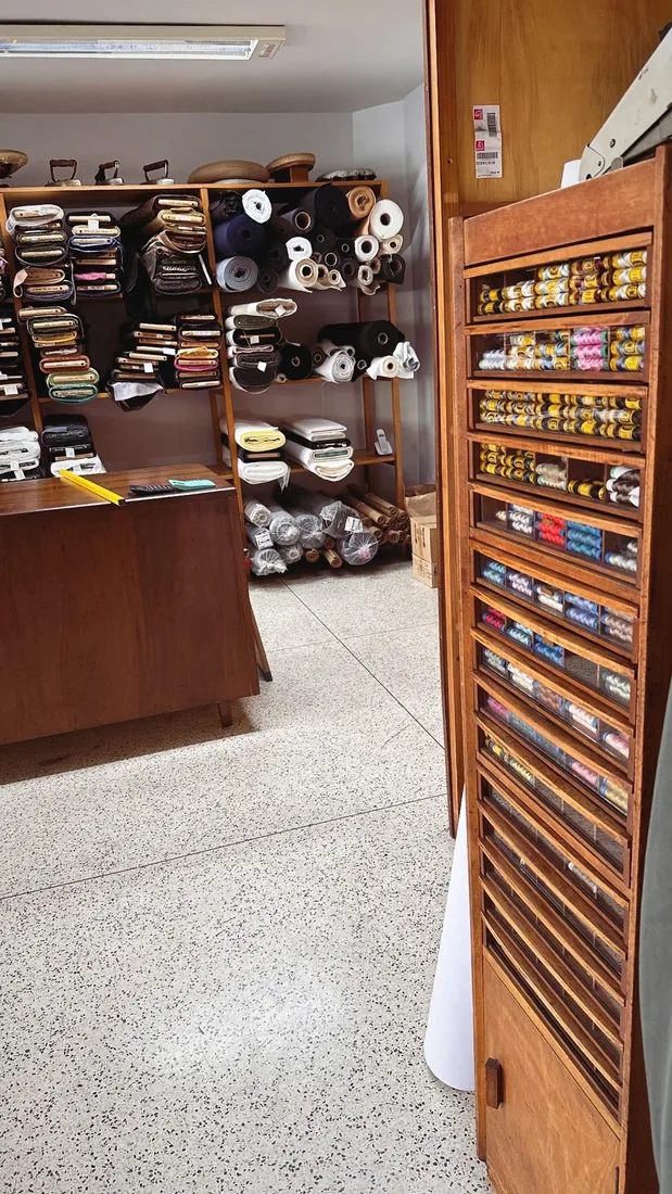 Mesa de alfaiataria com tecidos e ferramentas
